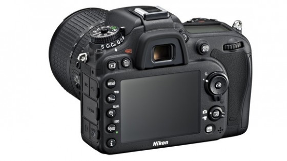 Nikon_D7100_18_105_back34r-580-90