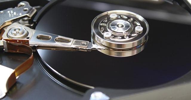 Il primo hard disk da 1 GB: un traguardo storico